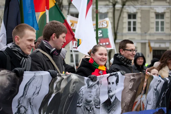 Milhares de pessoas reúnem-se num comício nacionalista em Vilnius — Fotografia de Stock