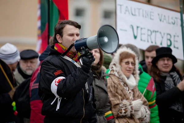 Спикер скандирует лозунги о националистическом митинге в Вильнюсе — стоковое фото
