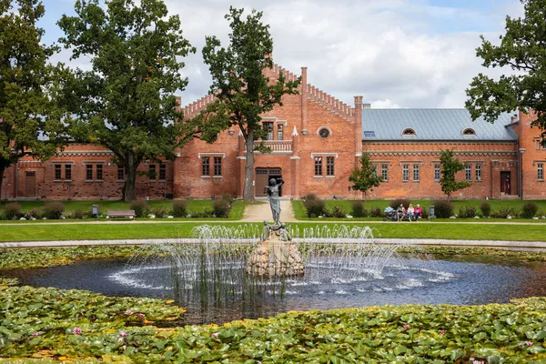 2021年9月5日 立陶宛普龙格 普龙格庄园 Plunge Manor 或奥金斯基住宅庄园 Oginski Residential Manor 的喷泉和入口视图 — 图库照片