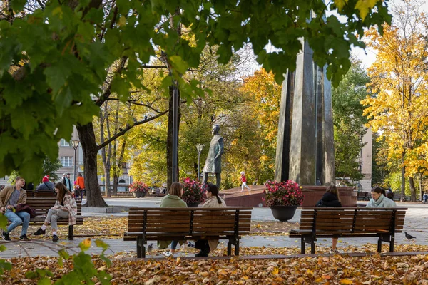 Vilnius Lituânia Outubro 2021 Pessoas Sentam Nos Bancos Praça Vincas — Fotografia de Stock