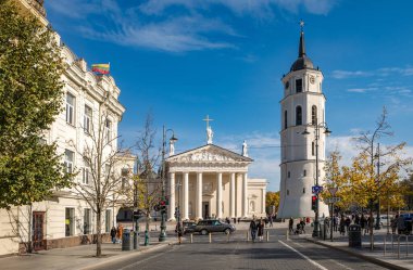 Vilnius, Litvanya - 3 Ekim 2021 Gediminas Bulvarı, Vilnius 'un ana caddesi. St. Stanislaus ve St. Ladislaus Katedral Bazilikası ile Katedral Meydanı.