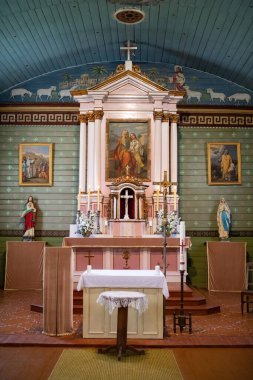 Duokiskis, Litvanya - 21 Ağustos 2021: Litvanya 'nın Duokiskis kasabasındaki ahşap St. Anne Kilisesi' nin içi. 1906 'da yapılmış..