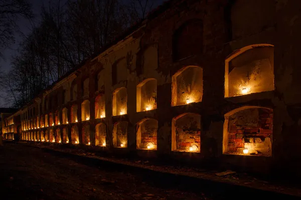 在立陶宛 烛光照亮了所有的灵魂日 伯尔纳迪奈 伯尔纳丁 公墓是维尔纽斯最古老的墓地之一 烛焰照亮了它 — 图库照片