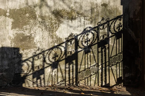 Sombra Una Cerca Adornada Una Pared Yeso Grunge Sombras Oscuras — Foto de Stock