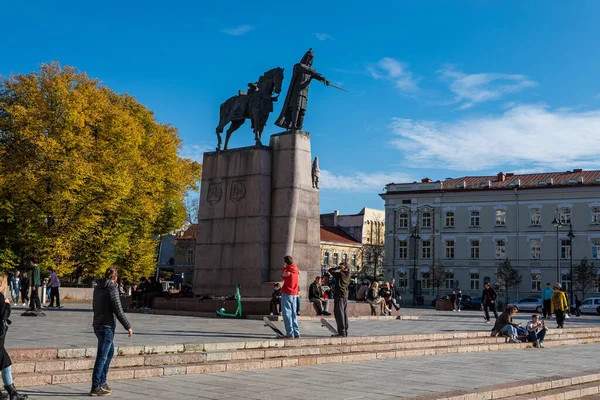 2021年10月3日 立陶宛维尔纽斯 人们在立陶宛首都大教堂广场 Cathedral Square Monument Grand Duke Gediminas 雕塑家Vytautas — 图库照片