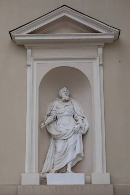 Litvanya 'nın Vilnius kentindeki Vilnius Katedrali' nin (St. Stanislaus Katedrali ve St. Ladislaus Kilisesi) duvarında İbrahim 'in heykeli.