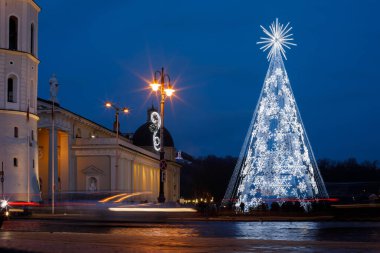 Vilnius, Litvanya - 28 Kasım 2021: Litvanya 'nın başkenti Vilnius' un ana Noel ağacının gece manzarası. Katedral Meydanı 'nda, Katedral ve çan kulesinin yanında yer alır..