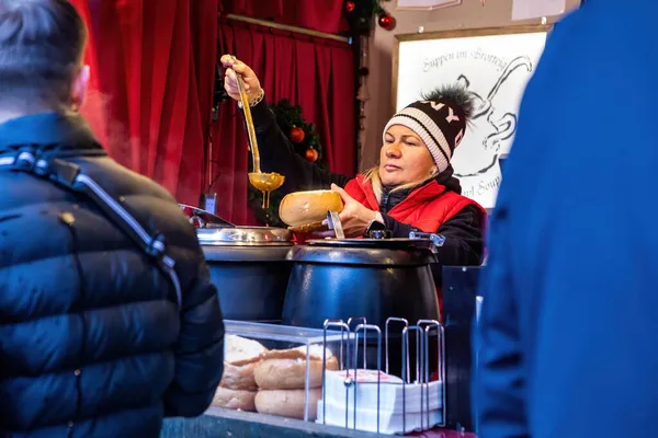 Vienna Austria November 2021 Woman Serves Soup Bread Bowl Traditional — Stock Photo, Image