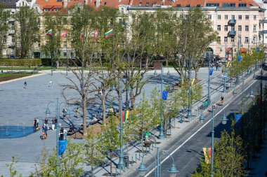 Vilnus, Litvanya - 11 Mayıs 2021: Gediminas Bulvarı ve Lukiskiu Meydanı ile hava manzaralı Vilnius şehri.