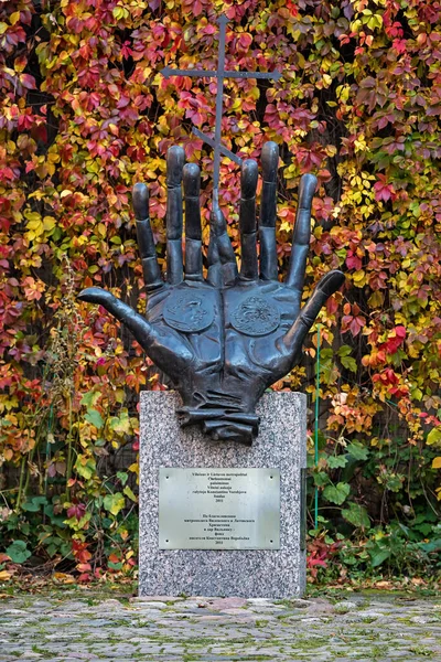 リトアニアのヴィリニュス 2021年10月10日 聖パラセヴァ教会の庭にあるA プーシキンとA ハンニバルへの記念碑 彫刻家ヴィータウタス ナヴィカイカ 2011年 — ストック写真