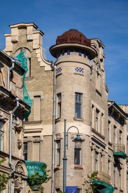 Gediminas Bulvarı, Vilnius, Litvanya 'daki dekoratif mimari unsurlarla inşa ediliyor.