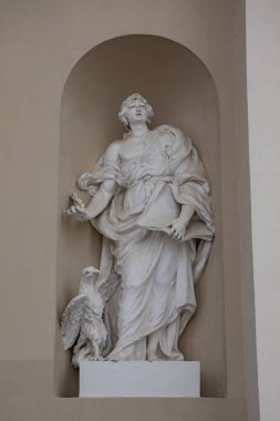 Litvanya 'nın Vilnius kentindeki Vilnius Katedrali' nin (St. Stanislaus Katedrali ve St. Ladislaus Kilisesi) duvarında Havari Yahya 'nın heykeli.