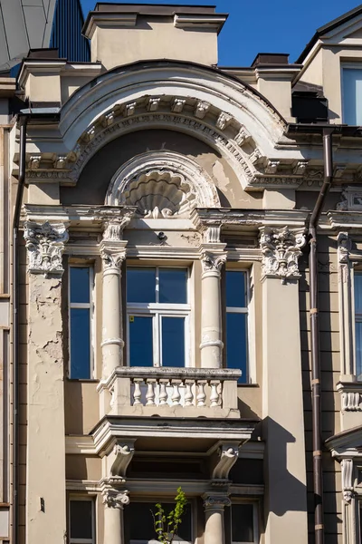 Budynek Ozdobnymi Elementami Architektonicznymi Przy Alei Gediminas Wilno Litwa — Zdjęcie stockowe