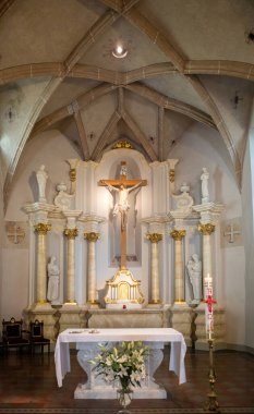 Vilnius, Litvanya - 8 Temmuz 2017: Litvanya 'nın hayatta kalan en eski Katolik kilisesi olan Vilnius' taki Aziz Nicholas Kilisesi 'nin sunağı.