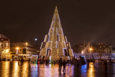 Vilnius, Litvanya - 13 Aralık 2020: Litvanya 'nın başkenti Vilnius' un ana Noel ağacının gece manzarası. Katedral Meydanı 'nda, Katedral ve çan kulesinin yanında yer alır..