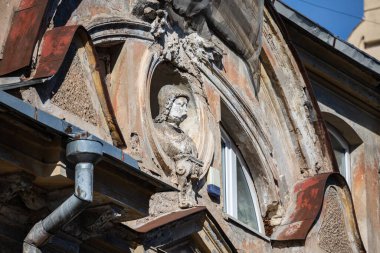 Gediminas Bulvarı, Vilnius, Litvanya 'daki dekoratif mimari unsurlarla inşa ediliyor.