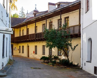 Vilnius, Litvanya - 10 Ekim 2021: Eski Vilnius kasabasındaki rahat ortaçağ iç bahçesi.