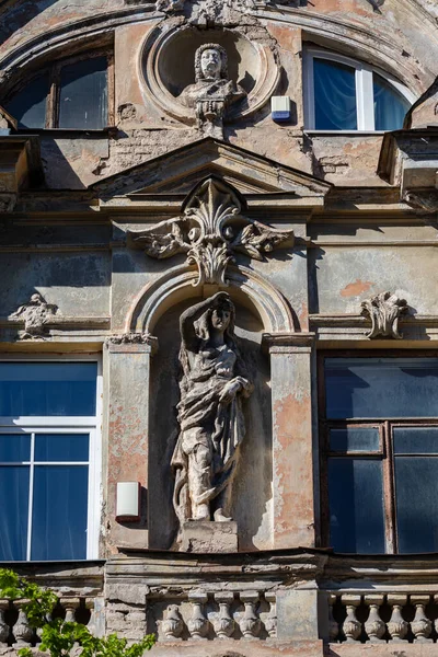 リトアニア ヴィリニュスのゲディミナス通りに華やかな建築要素を持つ建物 — ストック写真