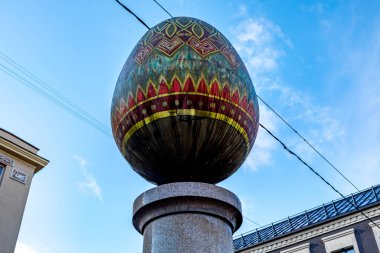 Vilnius, Litvanya - 23 Ekim 2021: Vilnius eski kasabasında Paskalya Yumurtası (Margutis) heykeli. Heykeltıraş Romas Vilciauskas, 2003.