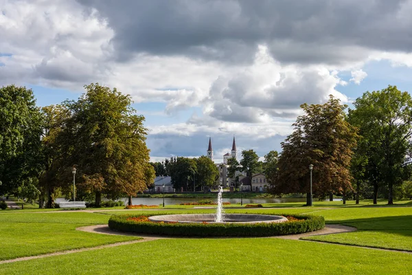 立陶宛Rietavas公园 远眺大天使圣米迦勒教堂 — 图库照片