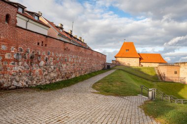 Litvanya, Vilnius 'taki ortaçağ şehir duvarı ve topçu kalesi. Vilnius çevresinde 1503 ve 1522 yılları arasında inşa edilmiş bir savunma duvarıydı..