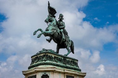 Viyana, Avusturya - 13 Kasım 2021: Heldenplatz Meydanı 'ndaki Teschen Dükü Avusturya Arşidükü Charles' ın (Erzherzog Karl) Binicilik heykeli.