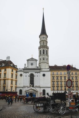 Viyana, Avusturya - 13 Kasım 2021: Aziz Michael Kilisesi Michaelerplatz 'da (St. Michael Meydanı) Hofburg' un St. Michael Kapısı 'nın karşısında.