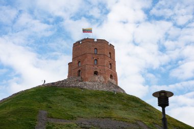 Vilnius, Litvanya - 5 Kasım 2021: Litvanya 'nın Vilnius kentindeki eski şehir merkezindeki tepede bulunan Gediminas Kulesi. Kule Vilnius şehrinin önemli bir devlet ve tarihi sembolüdür..