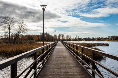 Litvanya, Birzai 'deki en eski yapay Sirvena Gölü üzerindeki en uzun tahta köprü.