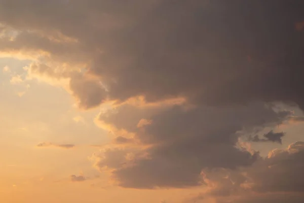 Prachtige Gouden Wolken Aan Gele Hemel Bij Zonsondergang Avond — Stockfoto