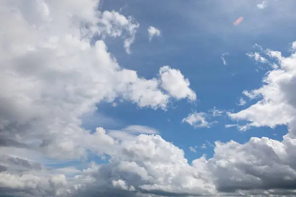 Jasny Słoneczny Dzień Chmurny Krajobraz Pełen Białych Miękkich Chmur Tle — Zdjęcie stockowe