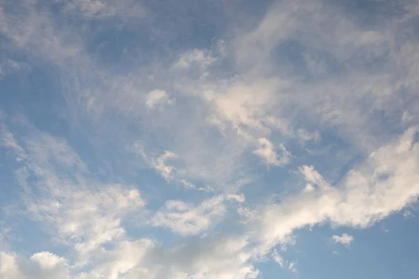 Journée Ensoleillée Paysage Nuageux Avec Quelques Nuages Blancs Doux Contre — Photo