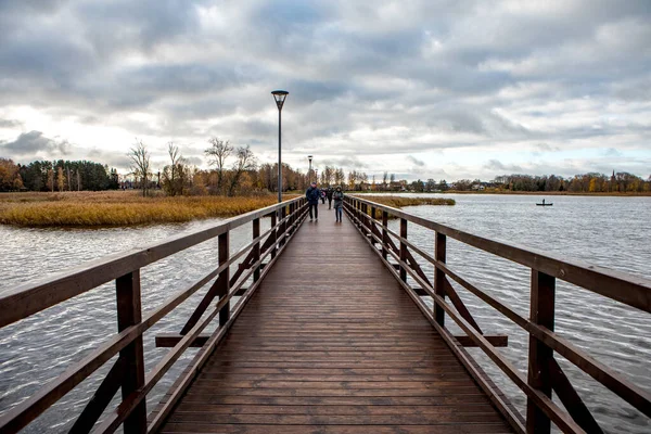 2021年10月24日 立陶宛比尔扎伊市 立陶宛比尔扎伊市最古老的人造锡尔韦纳湖上最长的木制人行桥 — 图库照片