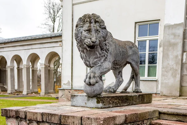 リトアニアのビルザイ 2021年10月24日 リトアニアのビルザイにあるアストラヴァ荘園の入り口にあるメディチライオンの彫刻 1862年に建設され 現在はリネン工場がある — ストック写真
