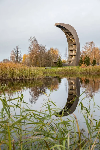 Höstlandskap Med Ett Ikoniskt Månformat Utsiktstorn Kirkilais Sjöpark Litauen Kirkilai — Stockfoto