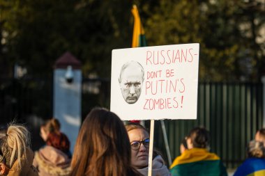Vilnius, Litvanya - 2 Mart 2022 Ukrayna yakınlarındaki Rus Büyükelçiliği 'ndeki savaşa karşı düzenlenen bir protesto sırasında 