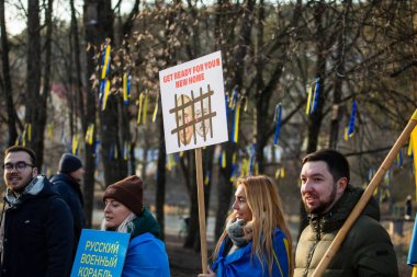 Vilnius, Litvanya - 2 Mart 2022: Kadınlar Ukrayna yakınlarındaki Rus Büyükelçiliği 'ndeki savaşı protesto ederken 