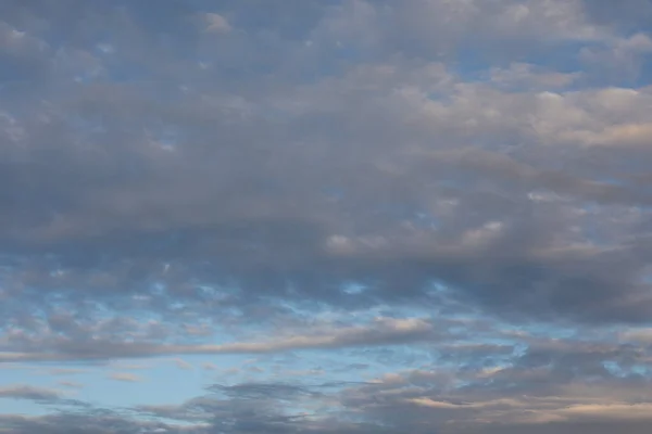 Heldere Zonnige Dag Wolkenlandschap Vol Witte Zachte Wolken Tegen Lichtblauwe — Stockfoto