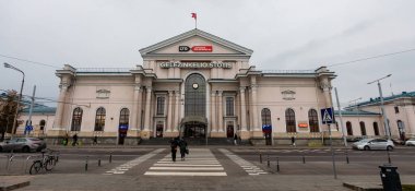 Vilnius, Litvanya - 2 Ekim 2021 Bulutlu bir sonbahar gününde Vilnius tren istasyonu.