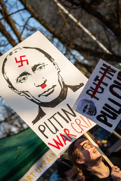 Vilnius, Litvanya - 2 Mart 2022: İnsanlar Ukrayna yakınlarındaki Rus Büyükelçiliği 'ndeki savaşa karşı düzenlenen bir protesto sırasında 