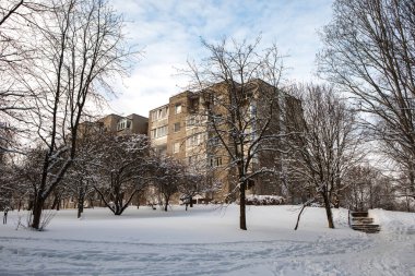 Şehirde kış mevsimi. Vilnius, Litvanya 'nın Fabijoniskes ilçesindeki tipik sovietik prefabrik apartman daireleri.