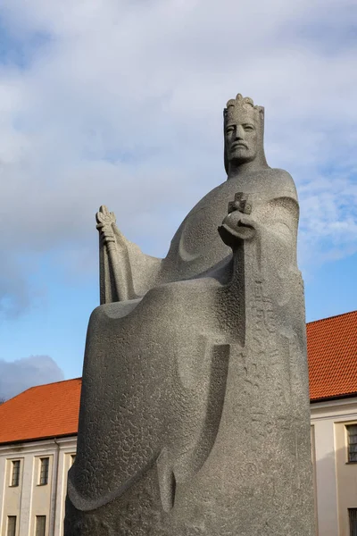 Вильнюс Литва Февраля 2022 Года Памятник Королю Миндаугасу Перед Национальным — стоковое фото