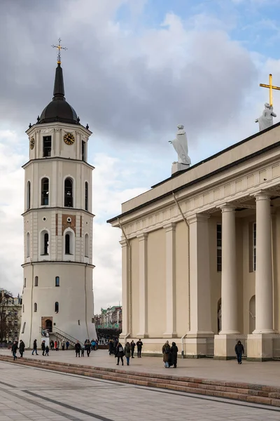 Vilnius, Litvanya - 26 Şubat 2022: St. Stanislaus Katedrali ve Litvanya 'nın ana Katolik Katedrali St. Ladislaus Kilisesi.