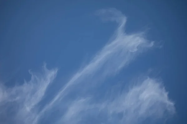 Journée Ensoleillée Paysage Nuageux Avec Quelques Nuages Blancs Doux Contre — Photo