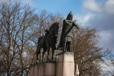 Vilnius, Litvanya - 26 Mart 2022: Grand Duke Gediminas Anıtı, Vilnius Katedral Meydanı 'nda duruyor. Heykeltıraş Vytautas Kasuba, 1992.