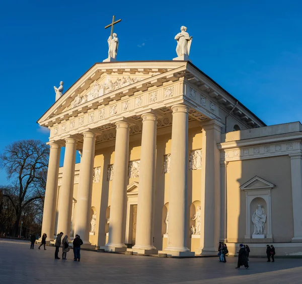 Vilnius, Litvanya - 9 Nisan 2022: St. Stanislaus Katedrali ve Litvanya 'nın ana Katolik Katedrali St. Ladislaus Kilisesi.
