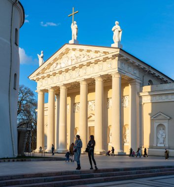 Vilnius, Litvanya - 9 Nisan 2022: St. Stanislaus Katedrali ve Litvanya 'nın ana Katolik Katedrali St. Ladislaus Kilisesi.
