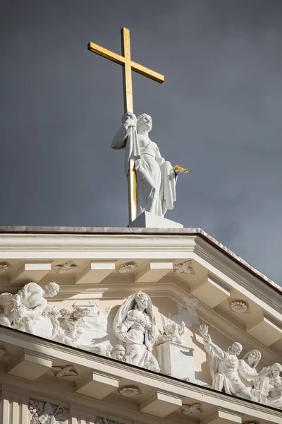 Scultura Sant Elena Sul Frontone Della Cattedrale Vilnius Vilnius Lituania — Foto Stock