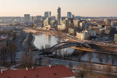 Vilnius, Litvanya - 19 Mart 2022: Modern şehir merkezi ve Vilnius şehir merkezindeki Neris nehri, Litvanya.