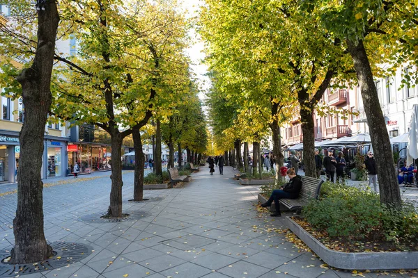 Kaunas Lituânia Outubro 2021 Pessoas Caminham Longo Rua Laisves Aleja — Fotografia de Stock